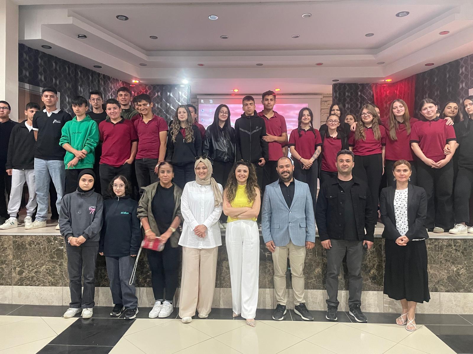 Yüksekokulumuz Tanıtım, Medya ve Kurumsal İletişim Komisyonu’ndan Lise Öğrencilerine Yönelik Bilgilendirme Etkinliği