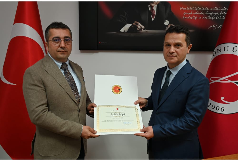 Güvenlik Personelimiz Cengiz Aydemir’e Rektörlük Teşekkür Belgesi